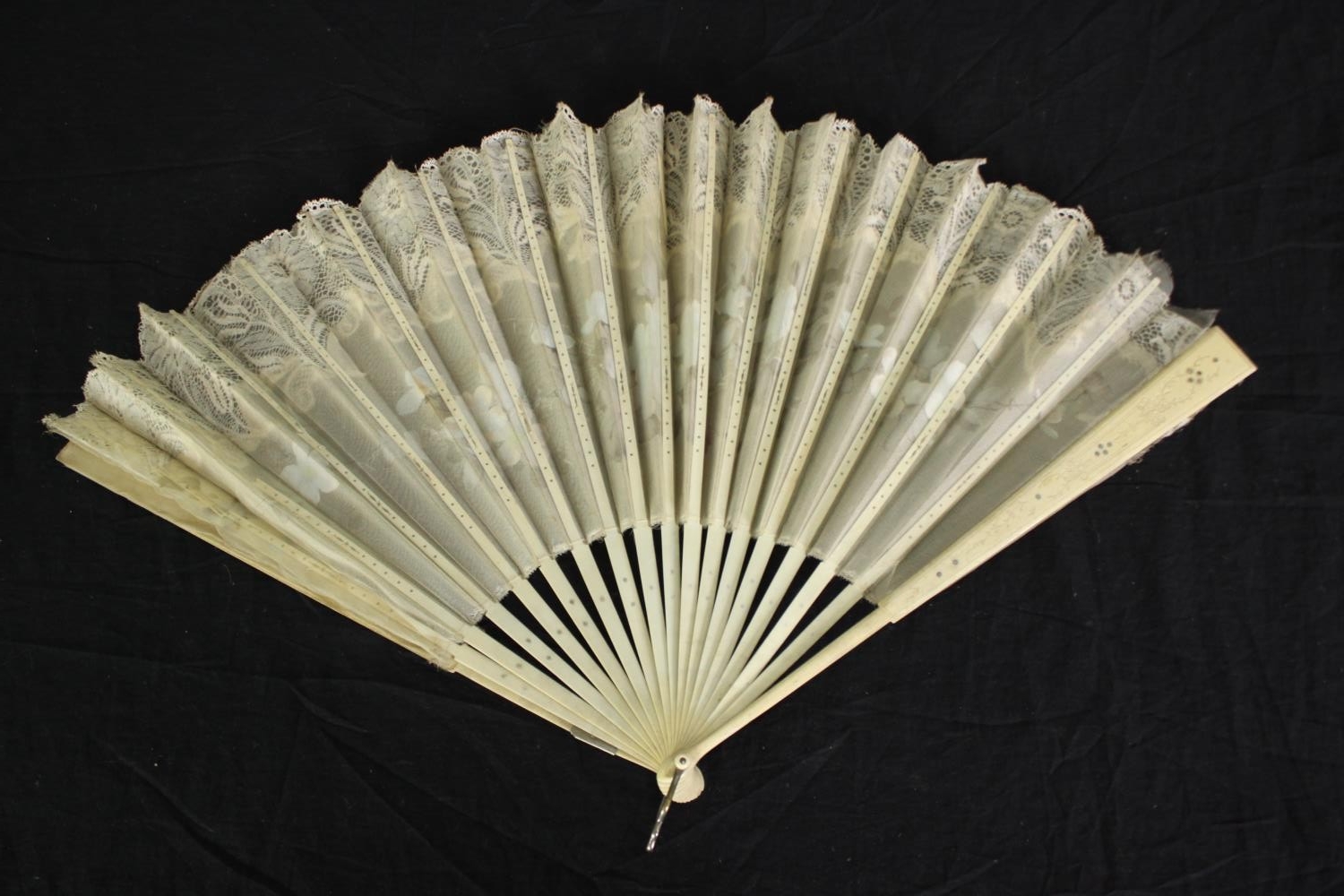 Three 19th century fans, L.39cm. (box) (largest). - Image 4 of 8