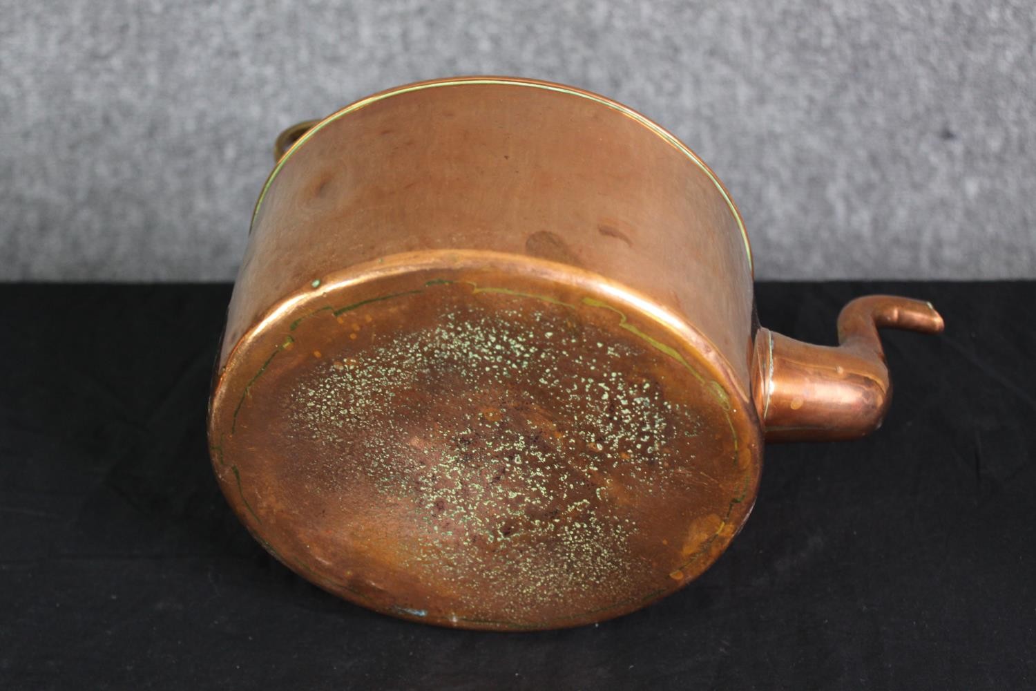 An antique copper kettle, and a tankard H.29cm. (largest). - Image 5 of 9