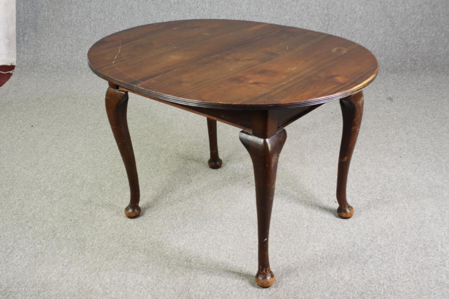 An extending mahogany dining table in George II style, early 20th Century, extra leaf with wind - Image 2 of 10