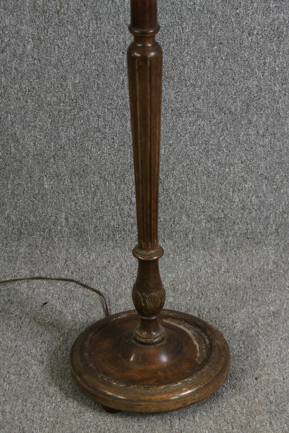 A walnut standard lamp, 20th century. H.183cm. - Image 3 of 3