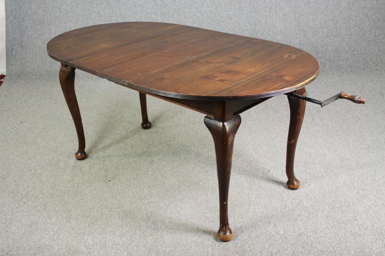 An extending mahogany dining table in George II style, early 20th Century, extra leaf with wind - Image 5 of 10