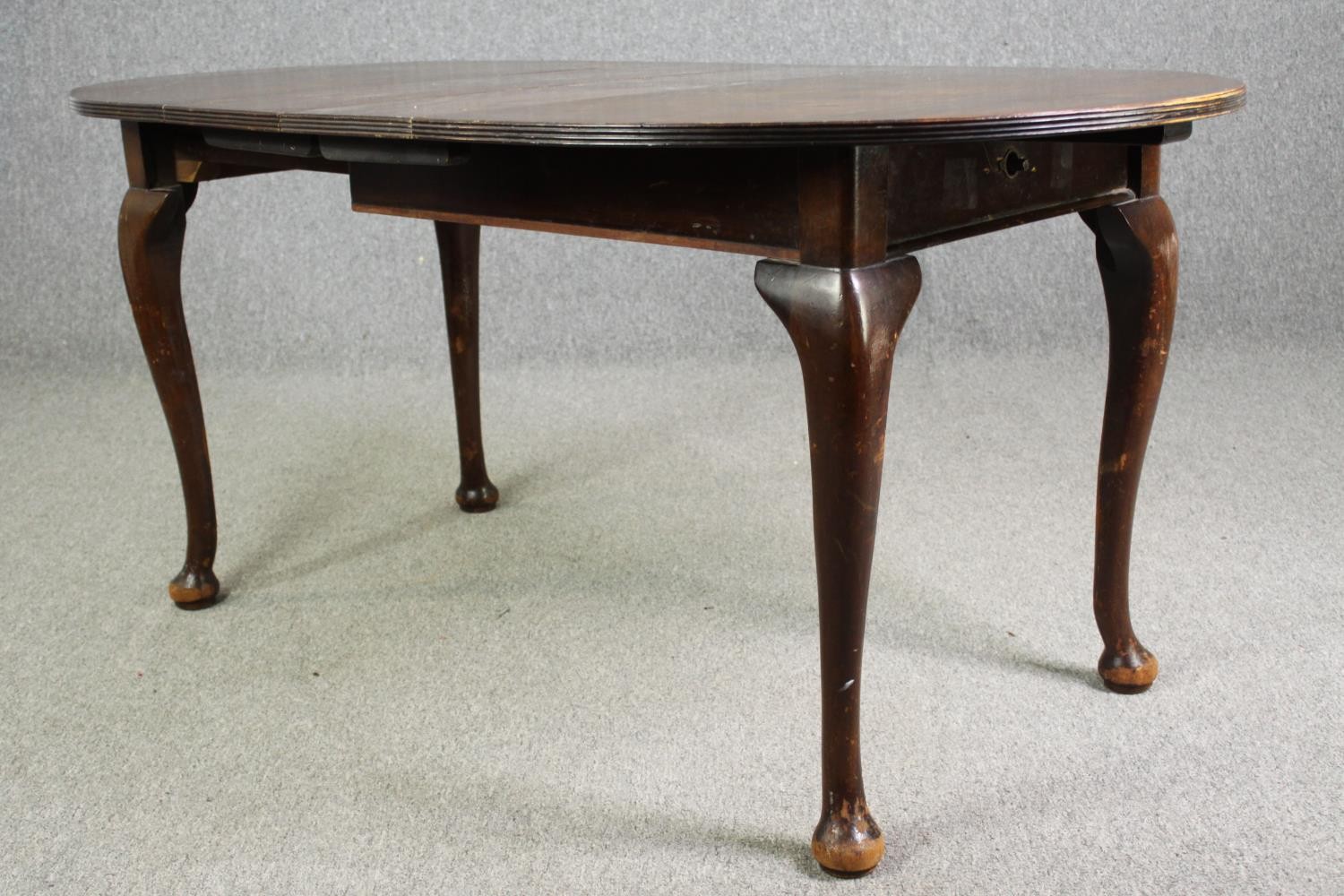 An extending mahogany dining table in George II style, early 20th Century, extra leaf with wind - Image 7 of 10