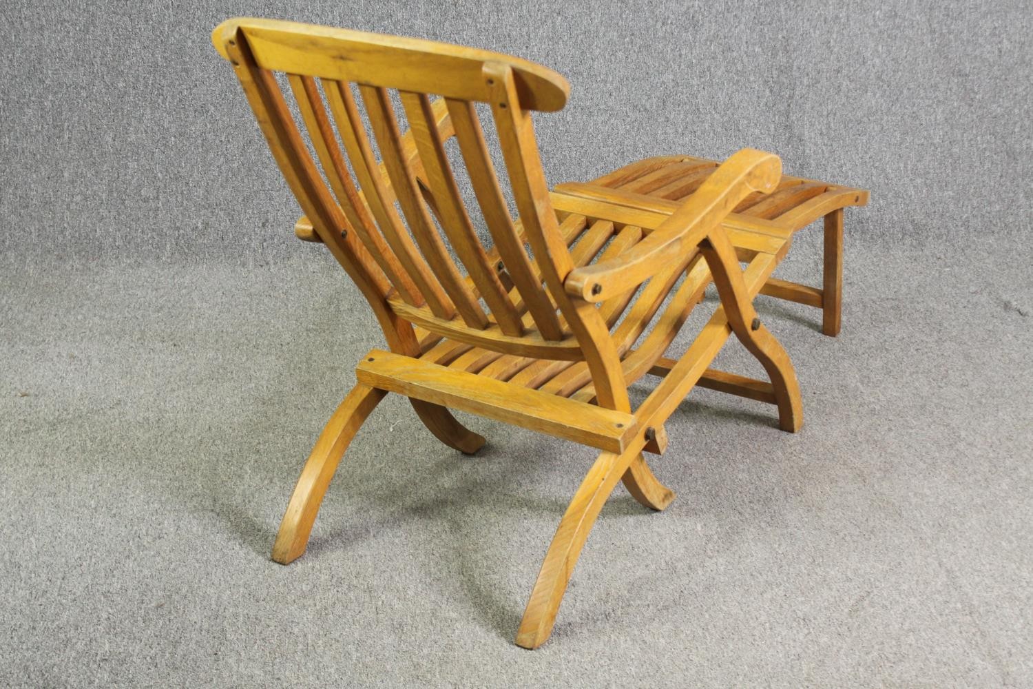 An oak folding steamer chair, first quarter 20th century, H.87 W.60 D.140cm. - Image 6 of 12