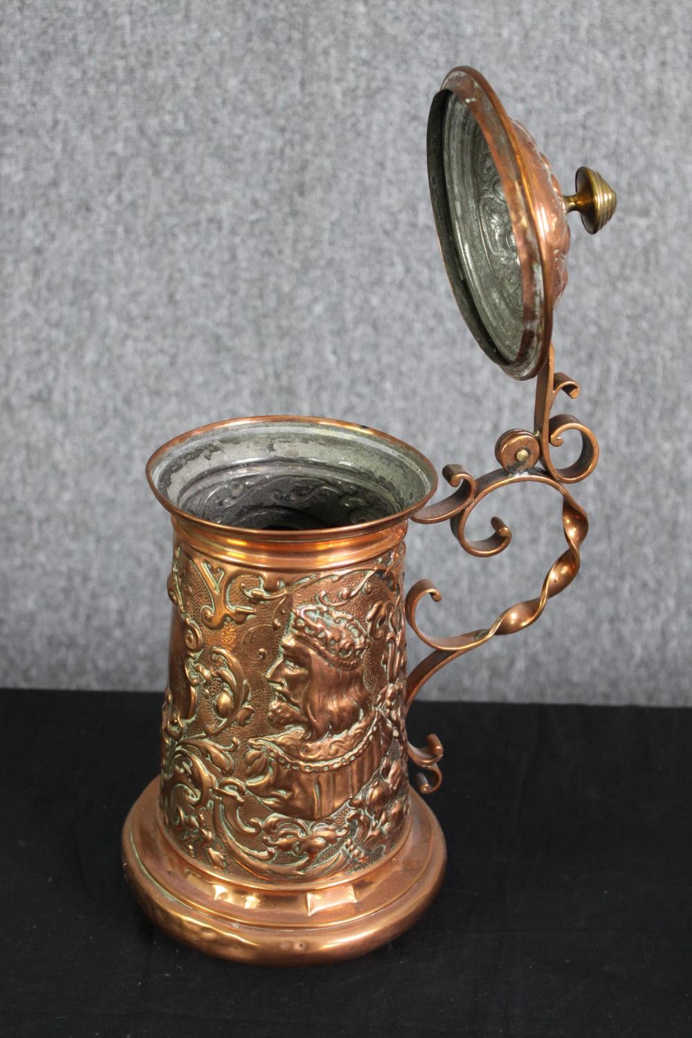 An antique copper kettle, and a tankard H.29cm. (largest). - Image 7 of 9