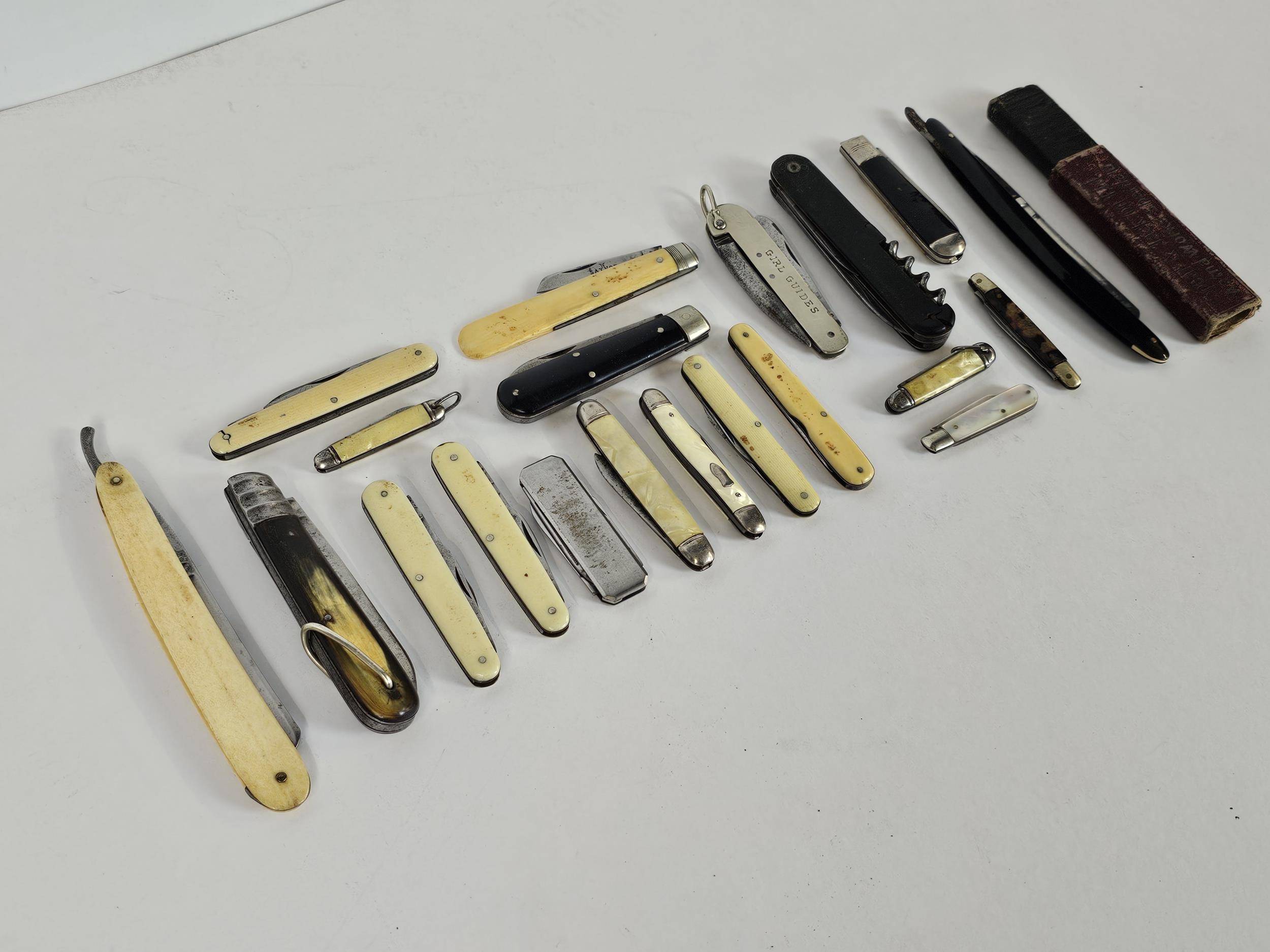 A quantity of penknives and straight-edge razors - Image 2 of 8