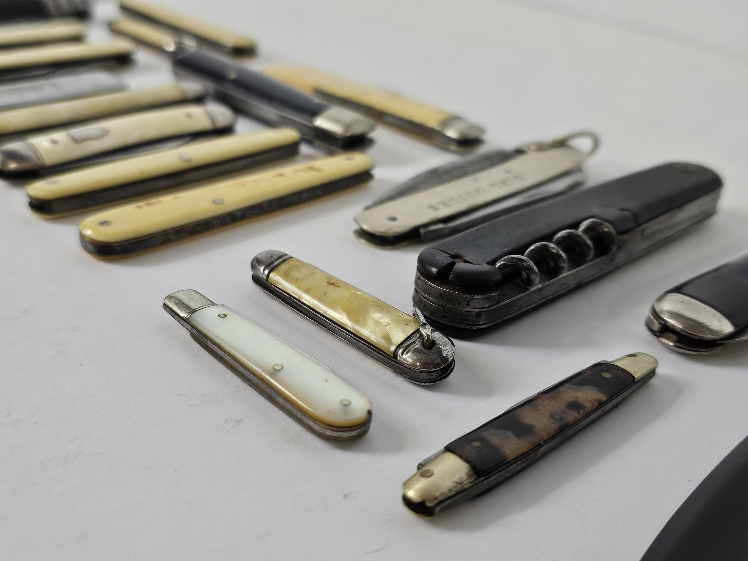 A quantity of penknives and straight-edge razors - Image 3 of 8