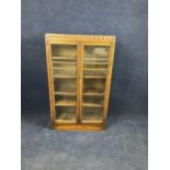 An oak glazed bookcase, early 20th century. H.130 W.75 D.26.cm