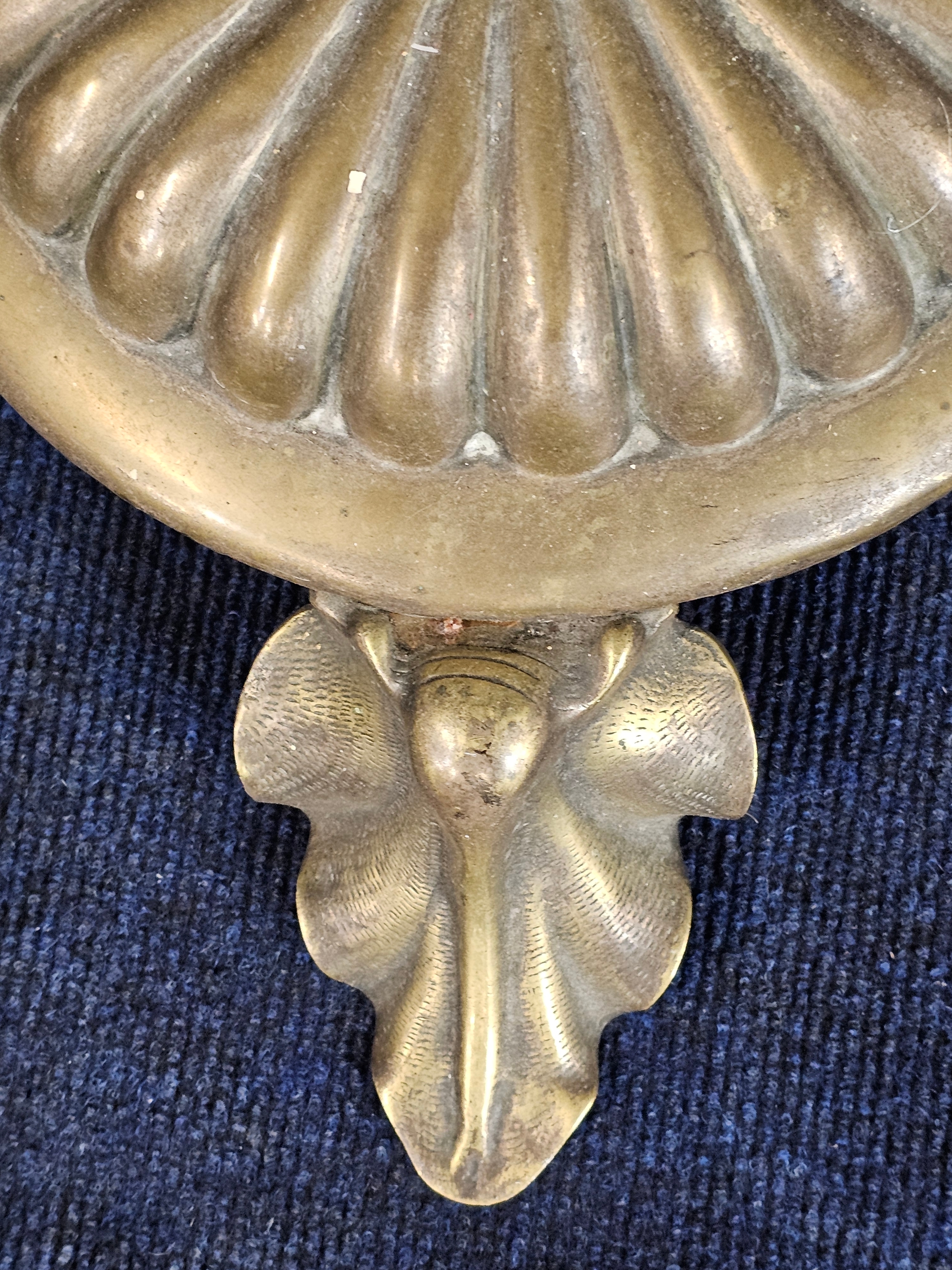 A brass standard lamp, on leaf supports. H.146cm. - Image 5 of 6