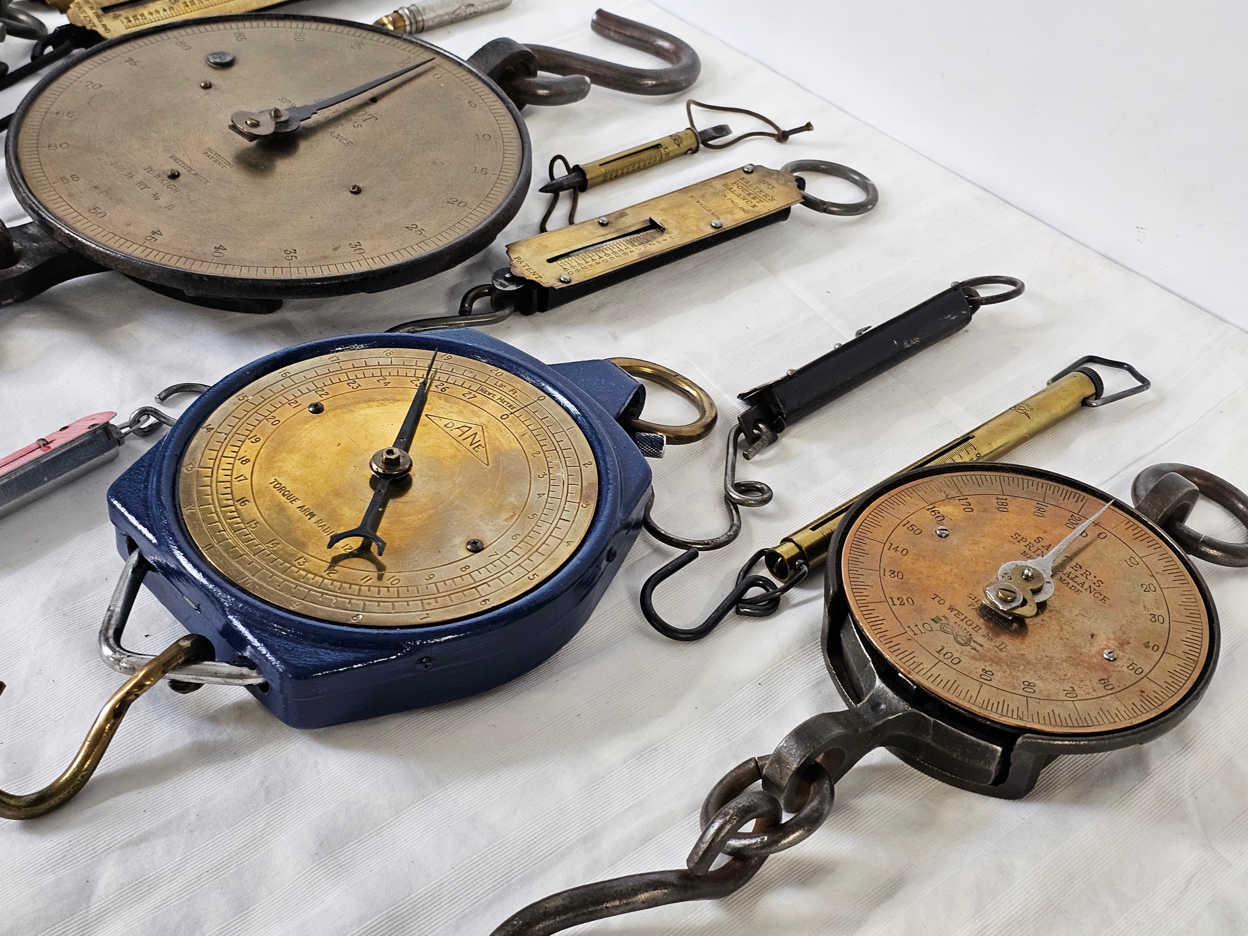 A collection of Salter hanging spring balance scales - Image 3 of 5