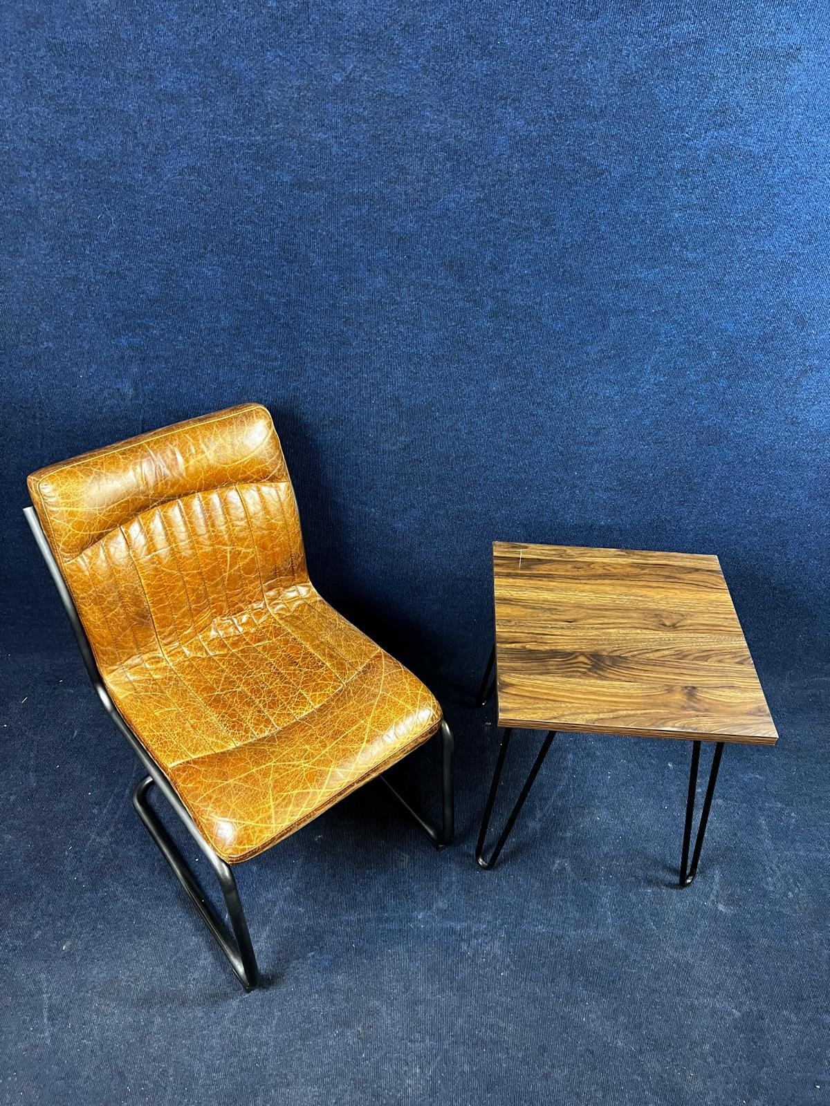 A modern leather and chrome cantilevered chair, and a side table on hairpin supports. Table H.56 W. - Image 3 of 4