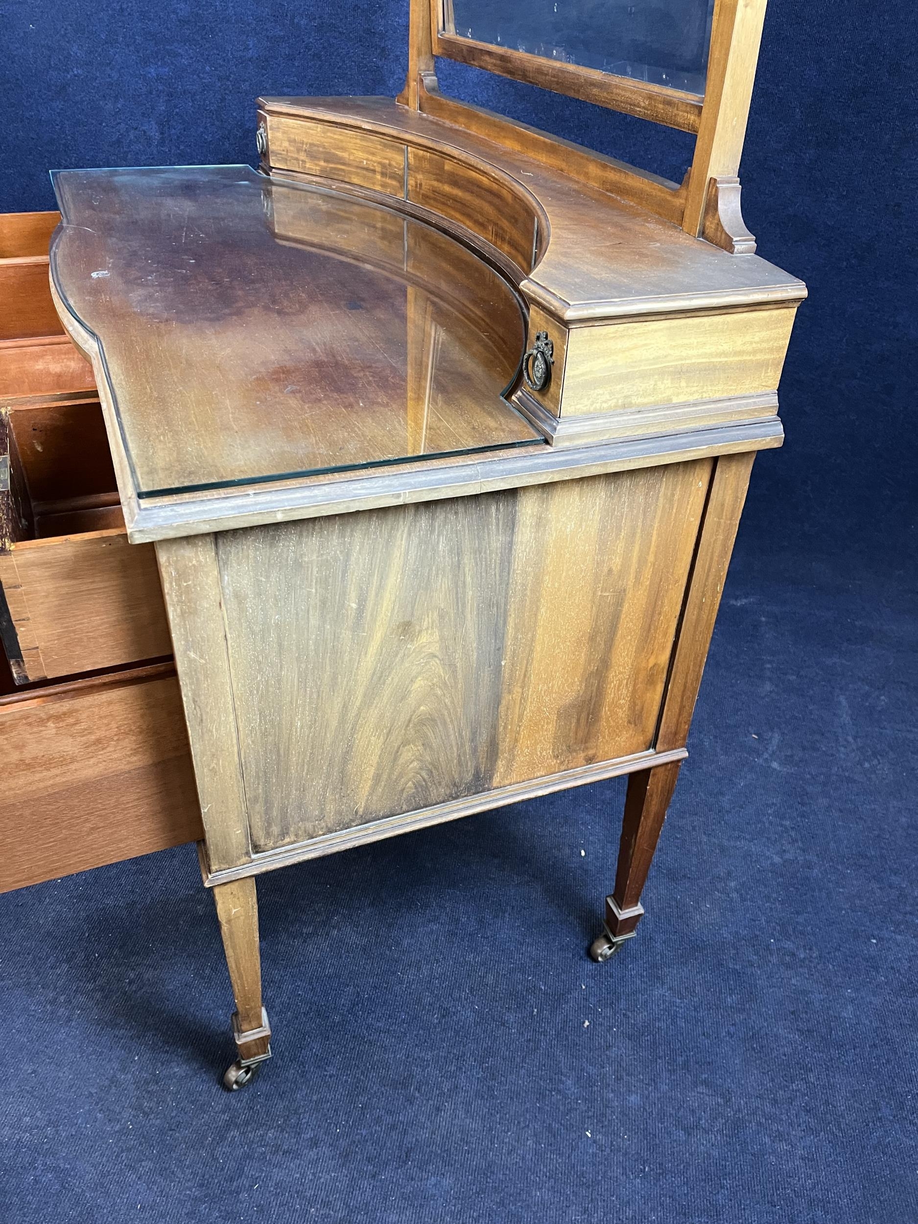 A mahogany dressing table, 20th century. H.108 W.122 D.65.cm - Image 4 of 5