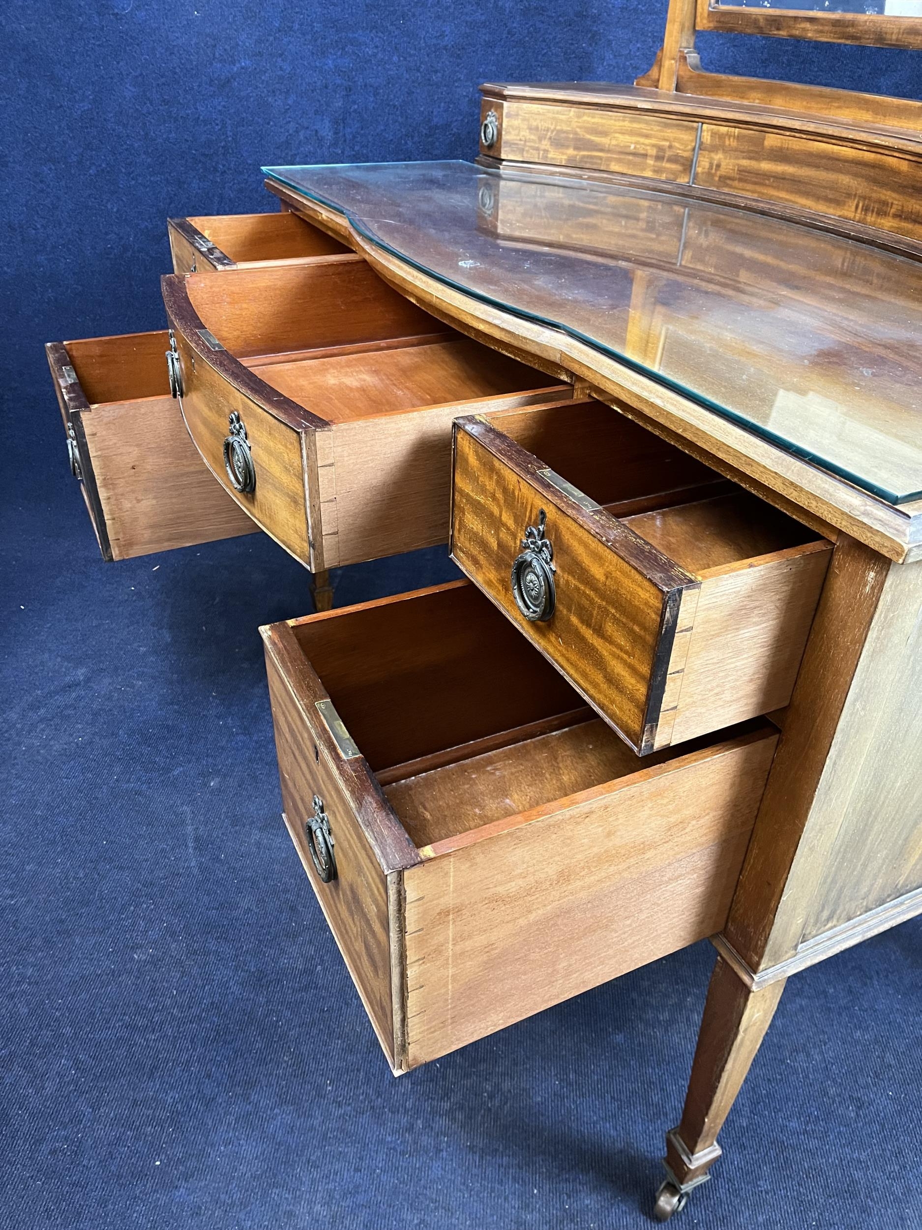 A mahogany dressing table, 20th century. H.108 W.122 D.65.cm - Image 3 of 5