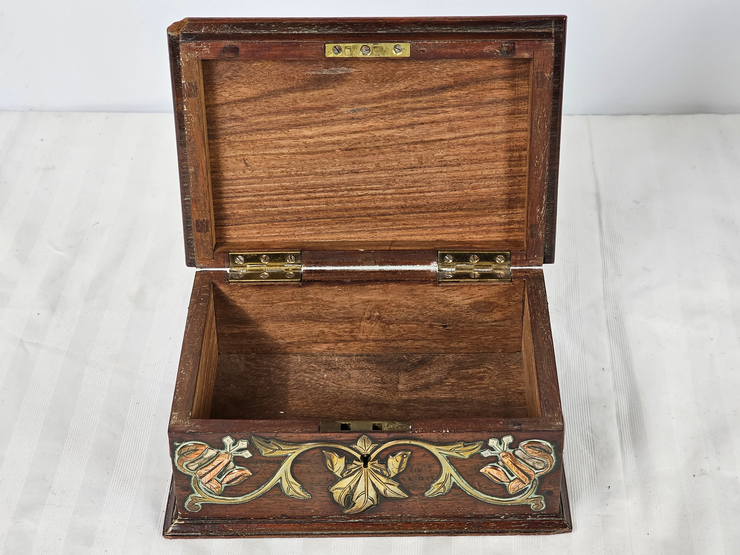 A 19th century mahogany tea caddy, and an Arts and Crafts box with brass and copper repousse - Image 5 of 6