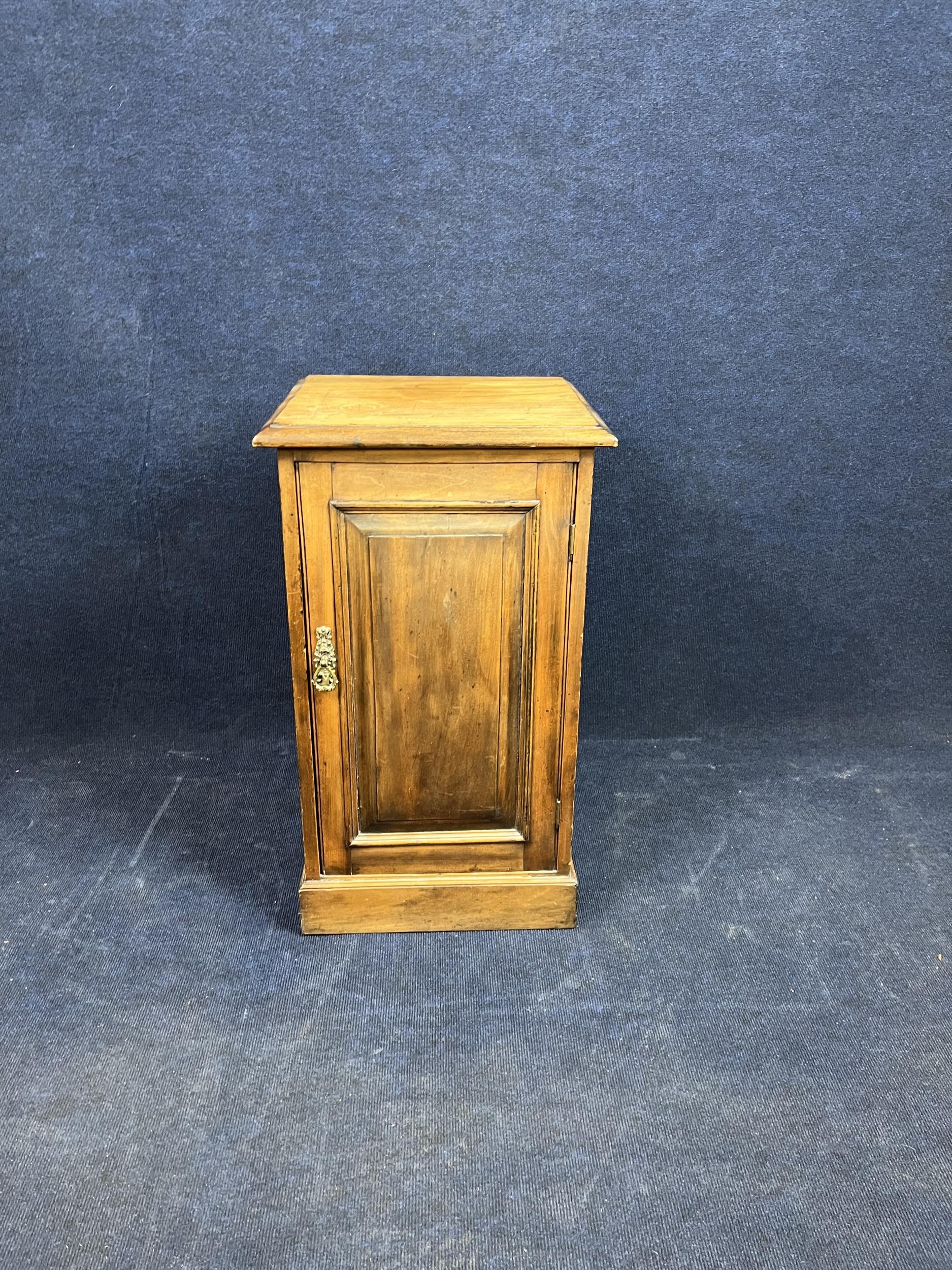 A pine pot cupboard, early 20th century. H.77 W.44 D.42.cm