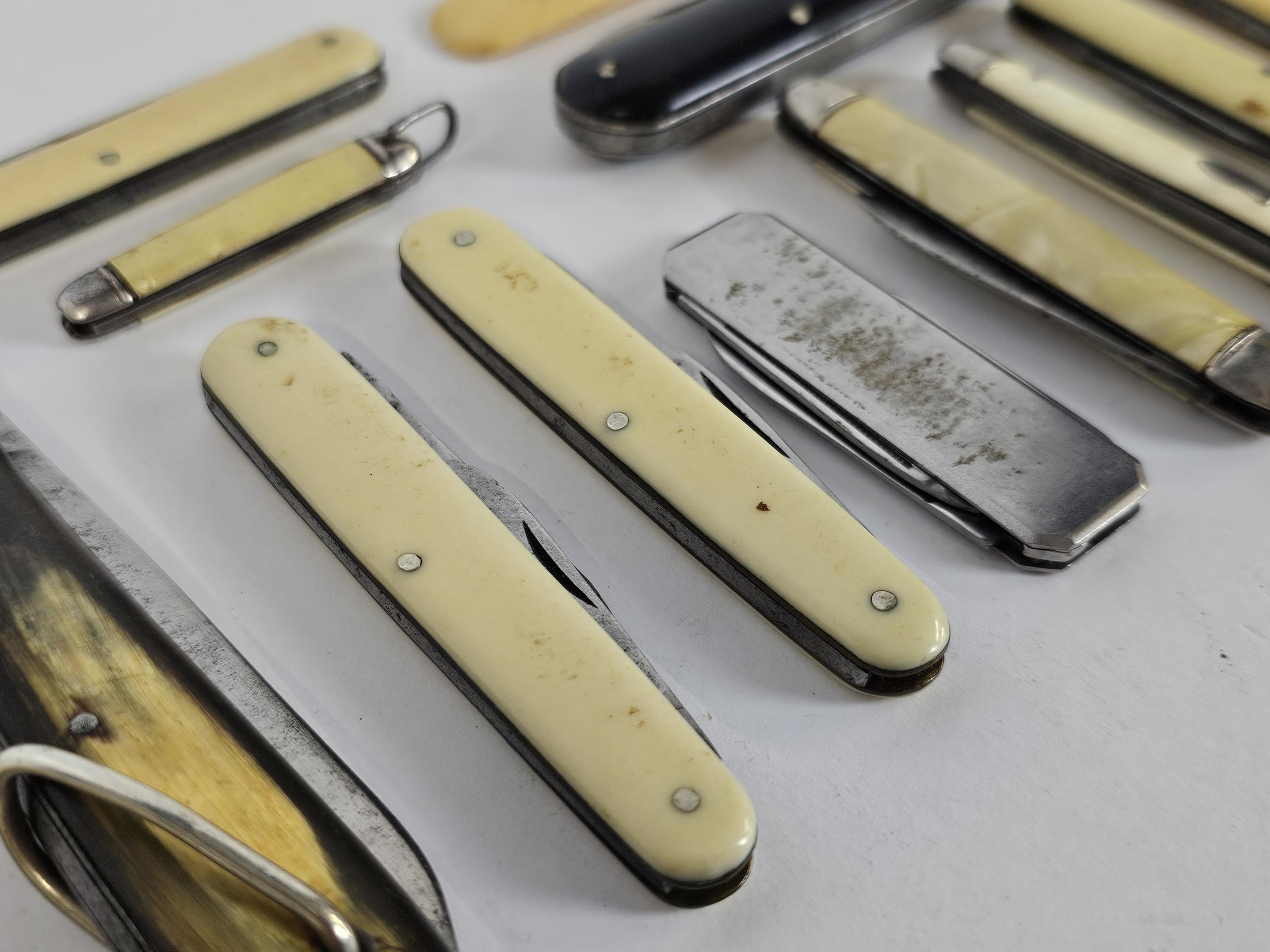 A quantity of penknives and straight-edge razors - Image 4 of 8