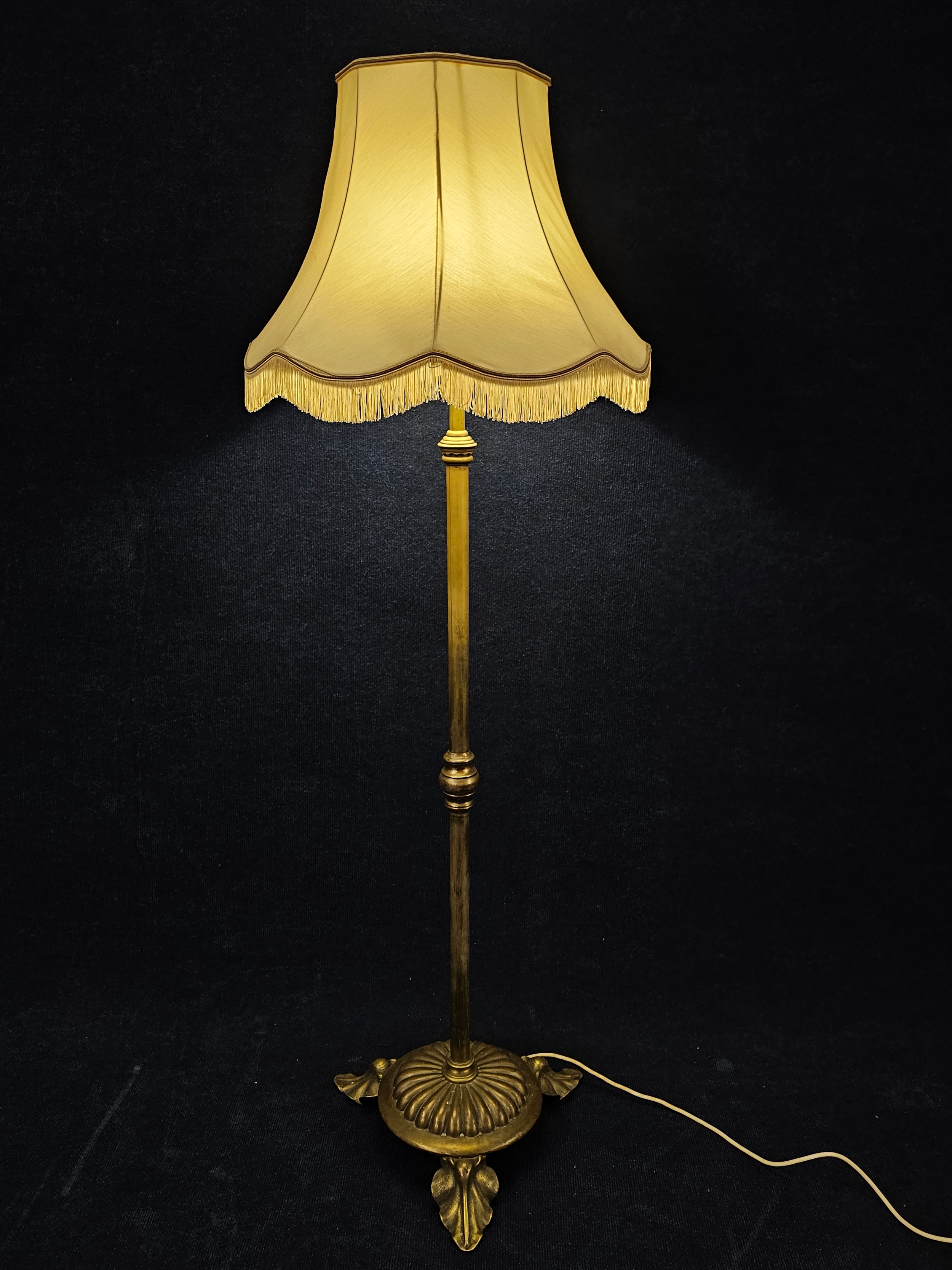 A brass standard lamp, on leaf supports. H.146cm. - Image 6 of 6