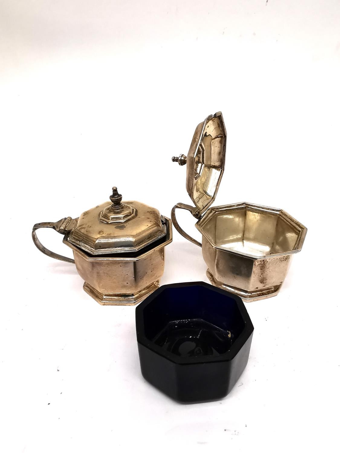 A silver five piece cruet set by Mappin & Webb, to include two mustard pots with blue glass - Image 5 of 7