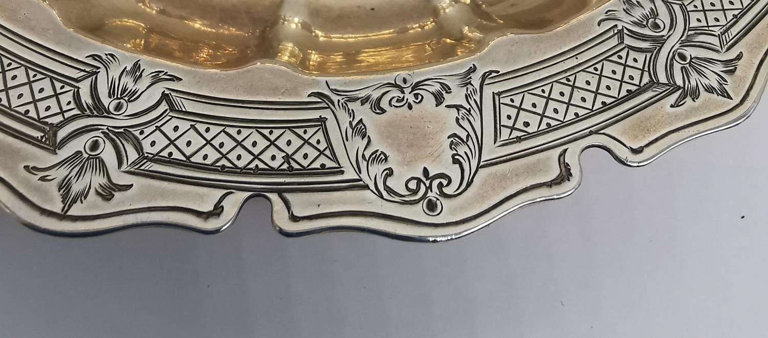 A pair of Art Deco Asprey silver dishes with engraved foliate design to the borders. Hallmarked:A& - Image 3 of 4