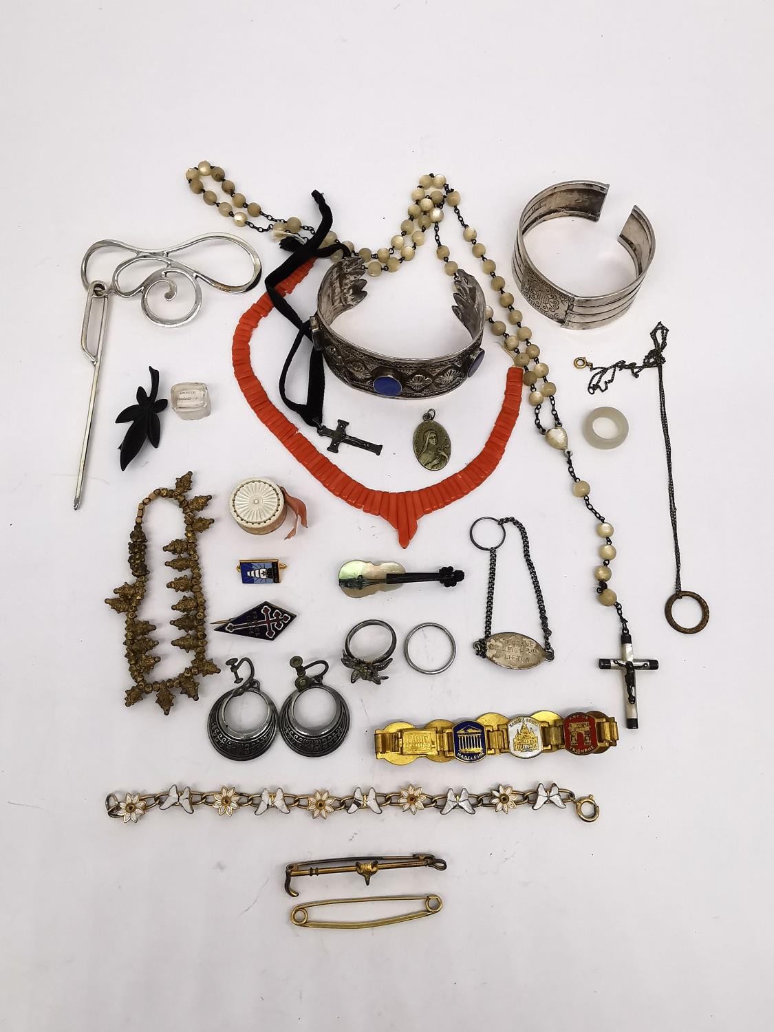 A collection of antique and vintage jewellery, including a mother of pearl bead rosary, and gold