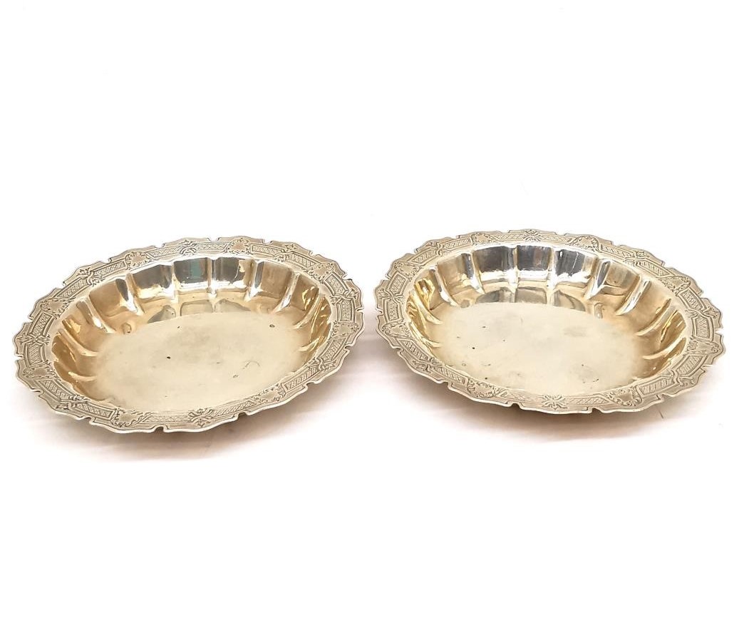 A pair of Art Deco Asprey silver dishes with engraved foliate design to the borders. Hallmarked:A&