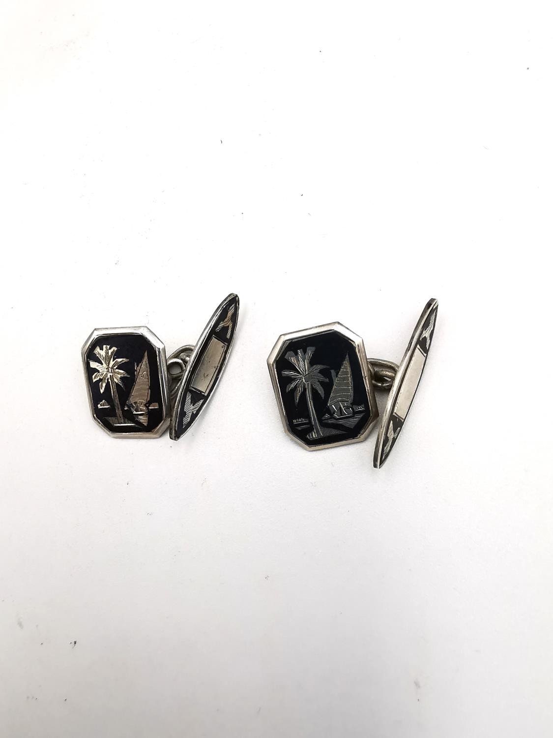 A collection of seven pairs of cufflinks, one of which 9ct on silver with engine turned - Image 11 of 18