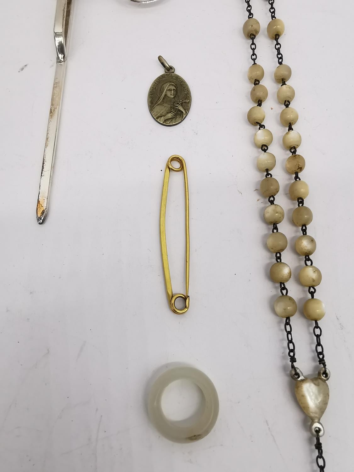 A collection of antique and vintage jewellery, including a mother of pearl bead rosary, and gold - Image 4 of 7