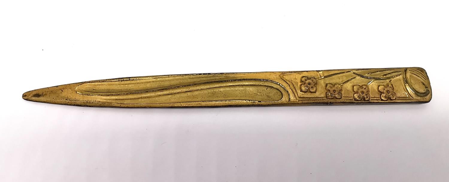 A miscellaneous collection of items to include an Indian brass spoon with cobra finial, an Art - Image 5 of 9