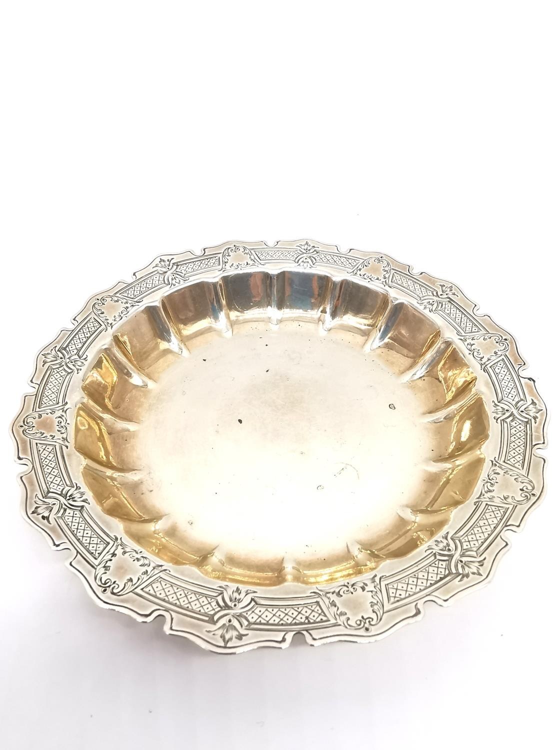 A pair of Art Deco Asprey silver dishes with engraved foliate design to the borders. Hallmarked:A& - Image 2 of 4
