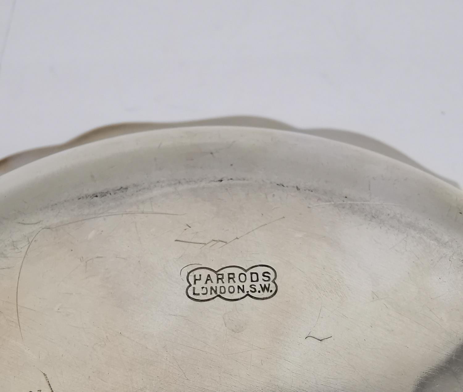 A Harrods Ltd silver covered muffin dish with scalloped edge and removable inner dish. Hallmarked: - Image 3 of 6