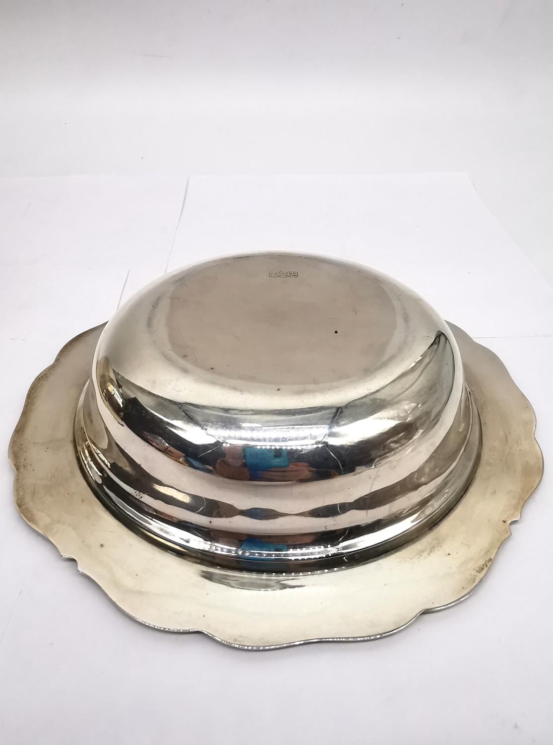 A Harrods Ltd silver covered muffin dish with scalloped edge and removable inner dish. Hallmarked: - Image 2 of 6