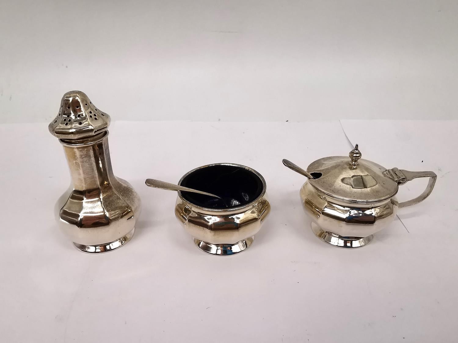 A collection of silver, including a silver cruet set, a leather cased set of four salts by Sibray, - Image 7 of 10