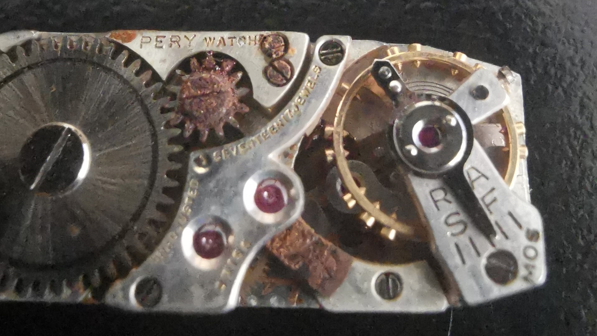 A 1940s Pery Watch Co. yellow metal (tests as 9ct) manual wind timepiece set within an engine turned - Bild 8 aus 10