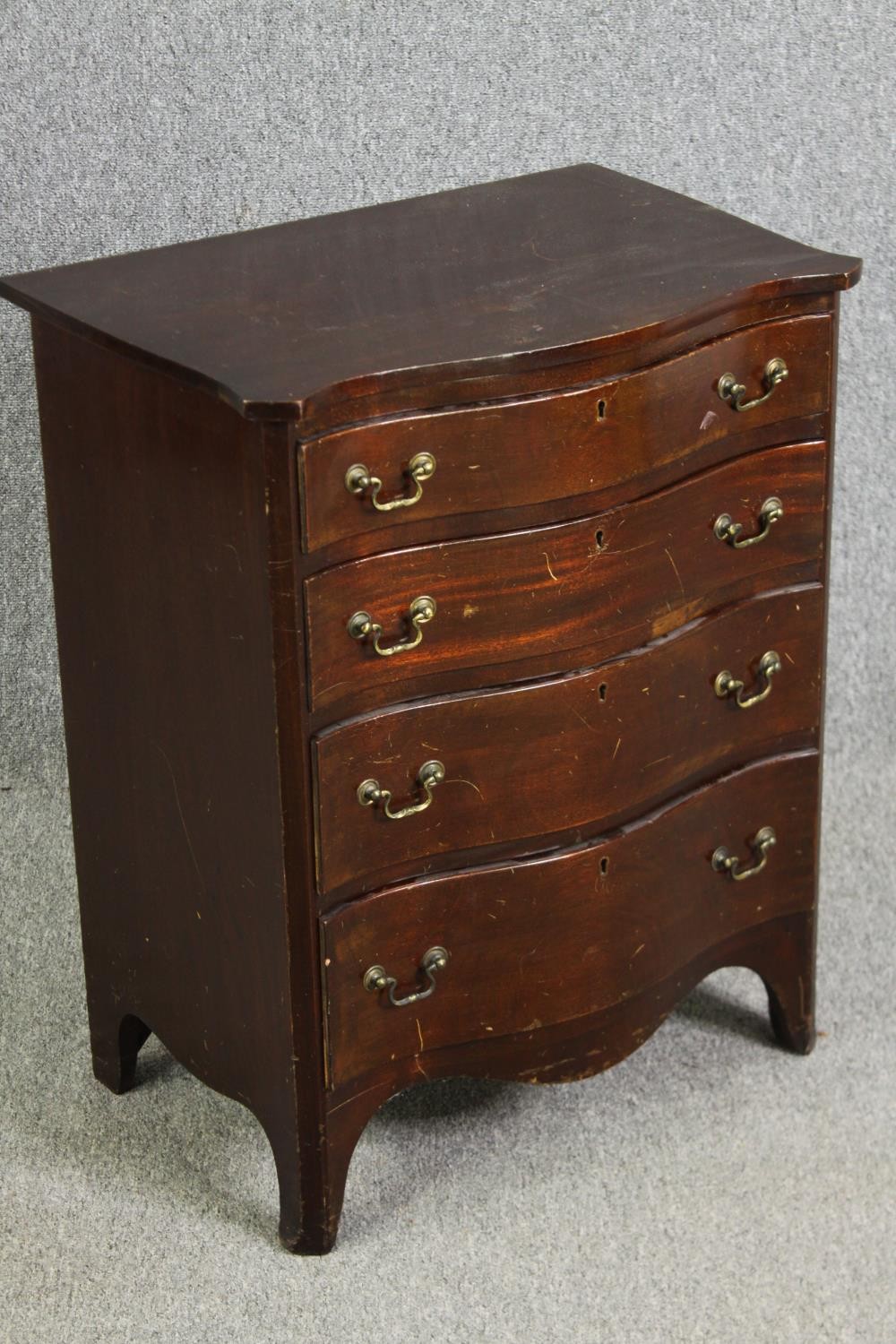 A small George III style mahogany chest of drawers, early 20th century. H.74 W.59 D.41cm. - Image 2 of 5