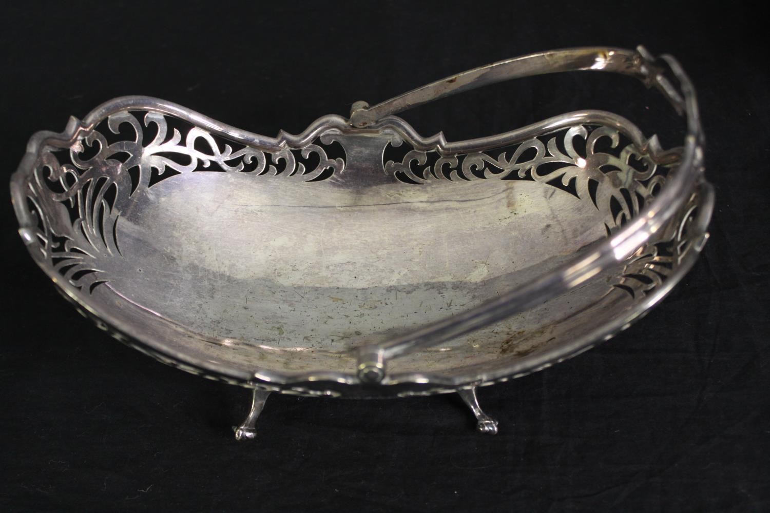 A group of various silver plated trays, and other wares. L.58 W.38cm. (largest). - Image 4 of 15