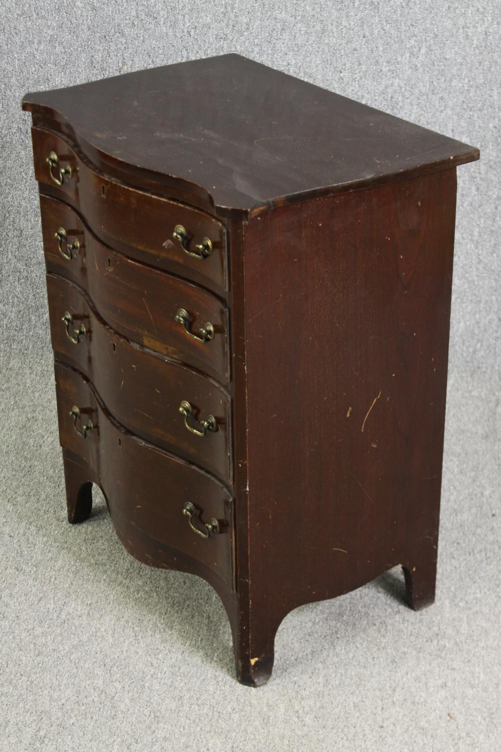 A small George III style mahogany chest of drawers, early 20th century. H.74 W.59 D.41cm. - Image 3 of 5