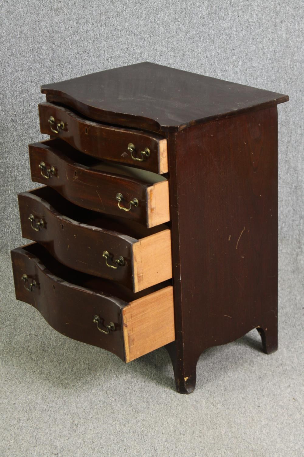 A small George III style mahogany chest of drawers, early 20th century. H.74 W.59 D.41cm. - Image 4 of 5