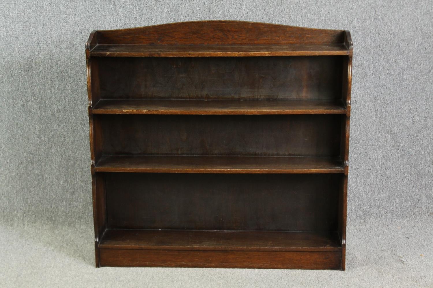 An oak open bookcase, early 20th century. H.96 W.100 D.19cm.