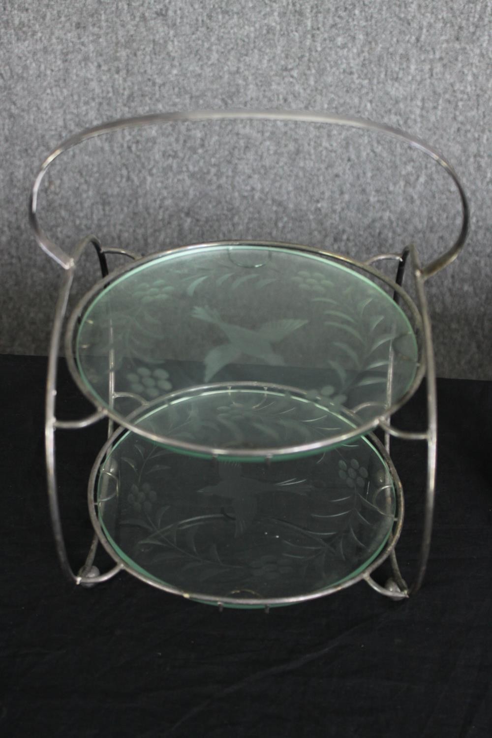 A glass cake stand, a pair of glass and silver plated vases, and a cut glass bowl with tortoiseshell - Image 5 of 7