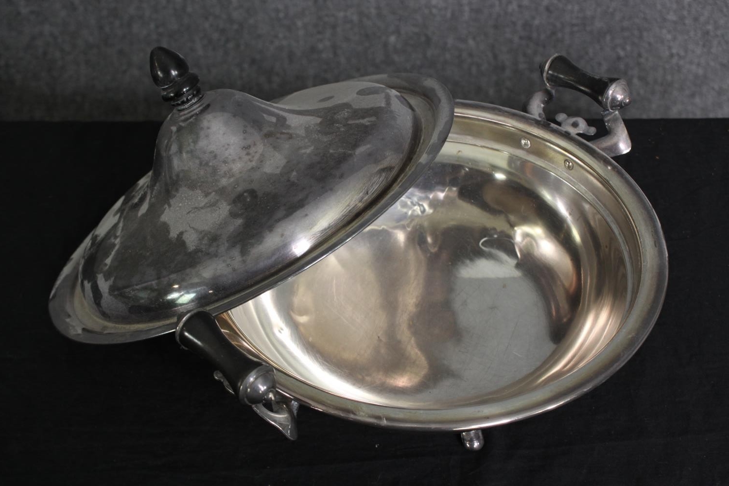 A group of various silver plated trays, and other wares. L.58 W.38cm. (largest). - Bild 13 aus 15