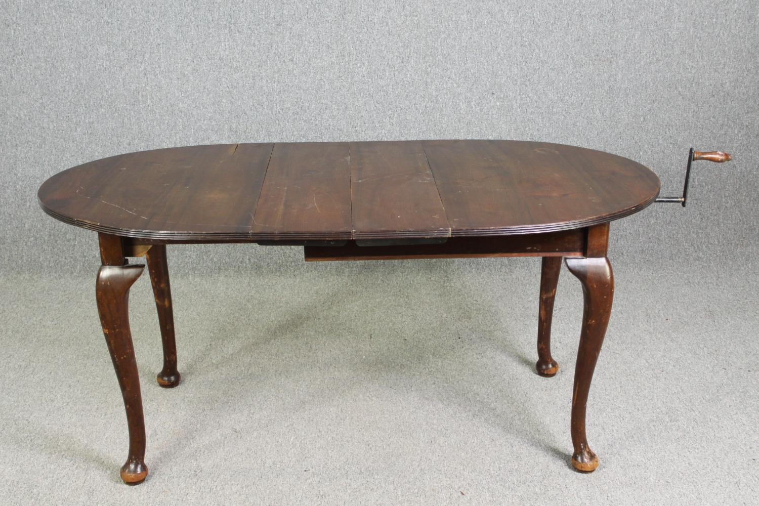 An extending mahogany dining table in George II style, early 20th Century, extra leaf with wind - Image 4 of 10