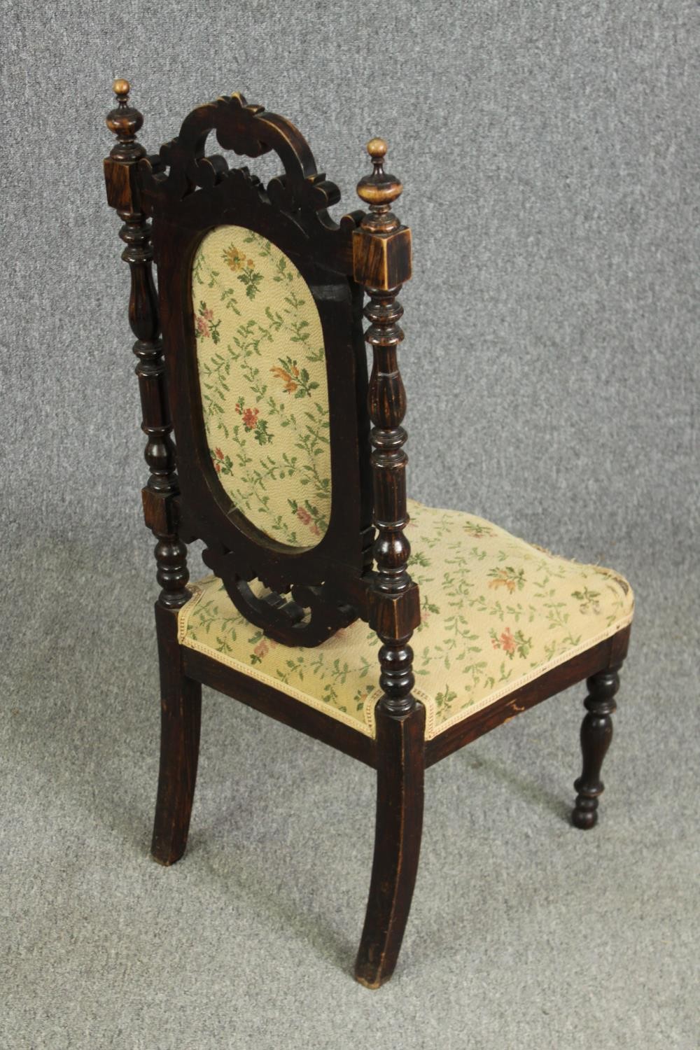 A Victorian carved side chair. H.97cm. - Bild 3 aus 6