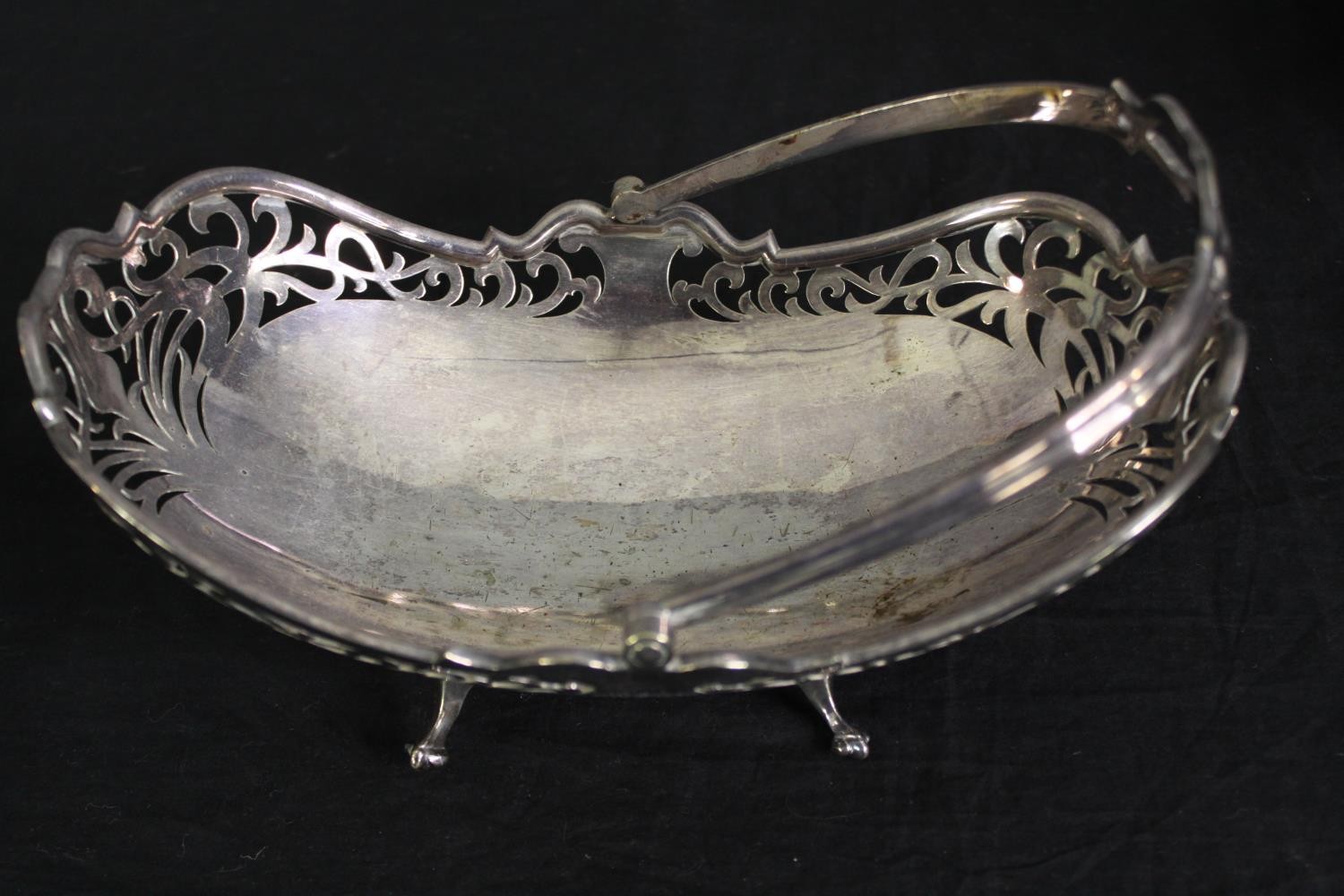 A group of various silver plated trays, and other wares. L.58 W.38cm. (largest). - Bild 4 aus 15