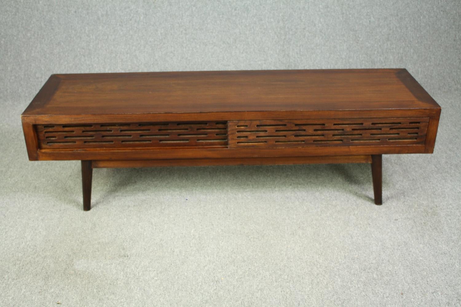 A large retro styled hardwood low side table or coffee table. H.45 W.160 D.45cm. - Bild 4 aus 11