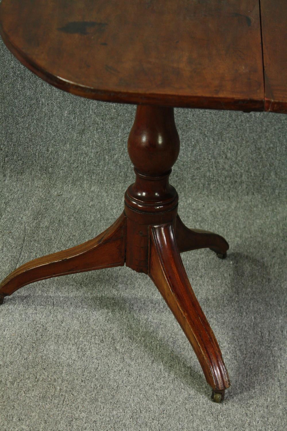 A late Georgian pedestal 'D' end mahogany dining table, with drop flap central leaf. H.73 W.144(ext) - Image 5 of 5