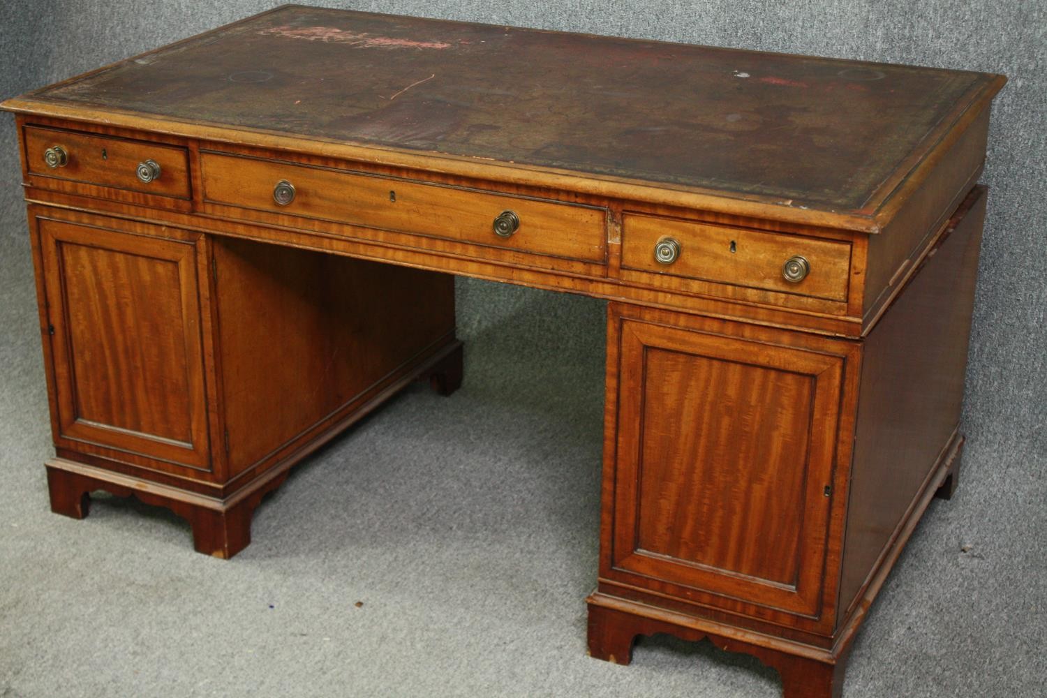 An early Victorian mahogany pedestal desk, with tooled red leather top and matching fitted leather - Bild 10 aus 10