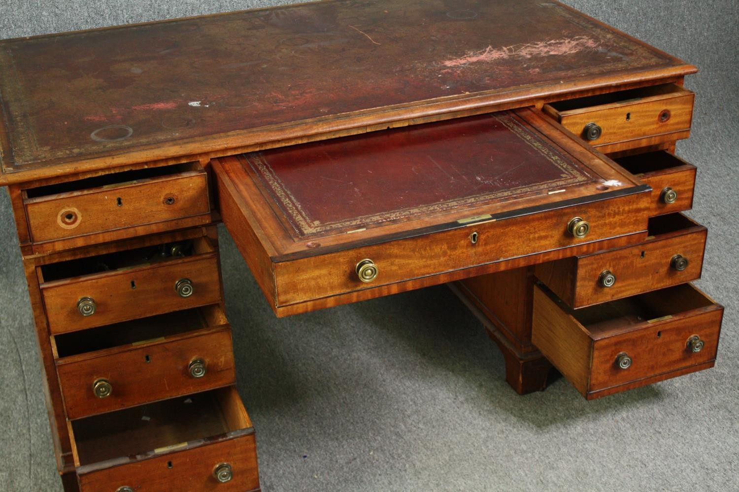 An early Victorian mahogany pedestal desk, with tooled red leather top and matching fitted leather - Bild 7 aus 10