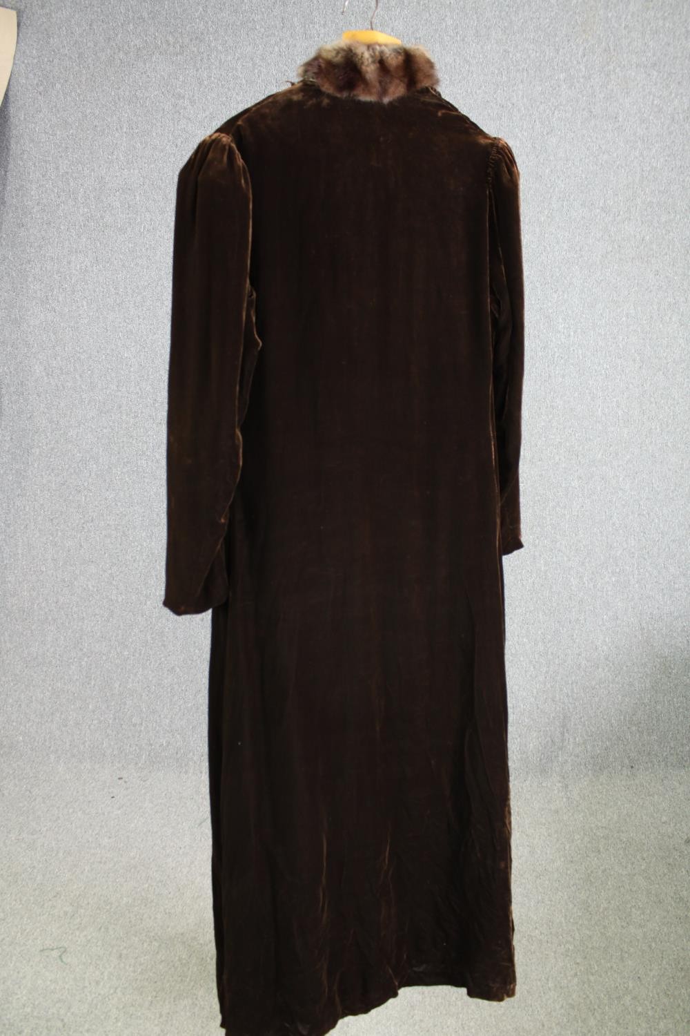 A Debenham and Freebody, London, vintage velvet and fur collared evening coat. Makers label to - Image 9 of 9