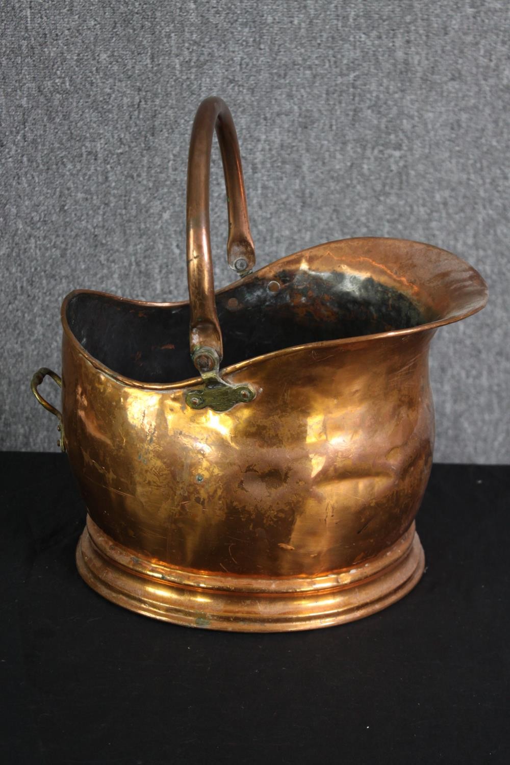 An antique copper coal bucket. H.37 W.36 D.27cm.