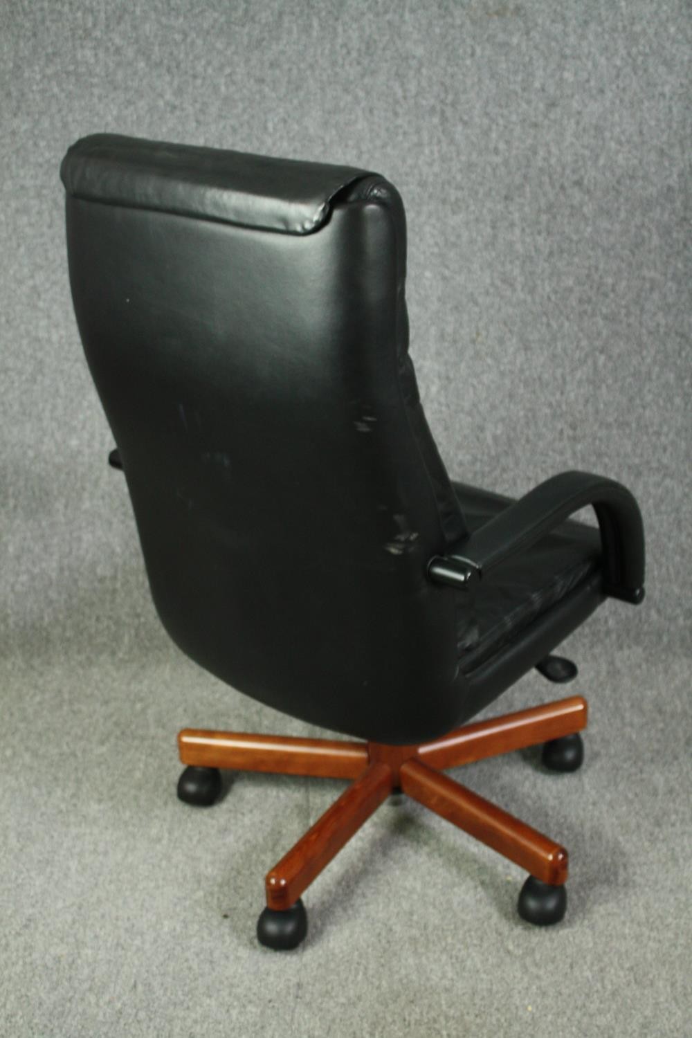 A 1970's style office swivel chair, with black leather upholstery. - Image 3 of 6