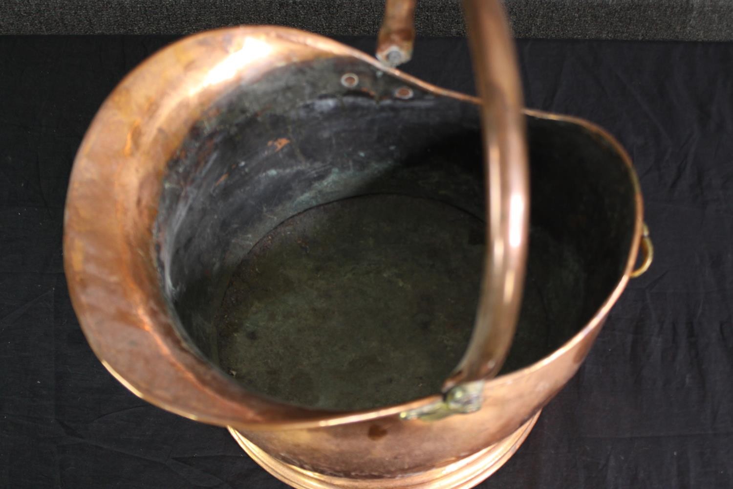 An antique copper coal bucket. H.37 W.36 D.27cm. - Bild 5 aus 6